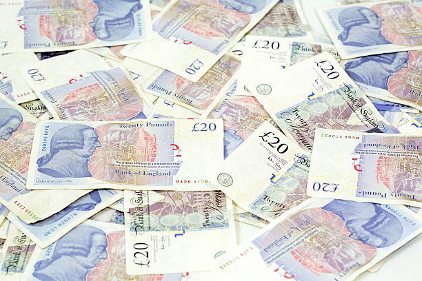 pieniądze pieniędzy - heap currency british pounds stack zdjęcia i obrazy z banku zdjęć