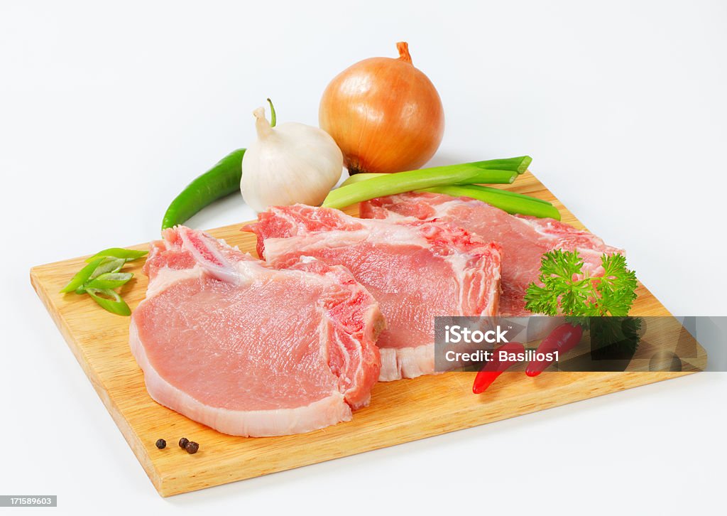 raw Schweinekoteletts mit Gemüse garnieren auf ein Schneidebrett - Lizenzfrei Blatt - Pflanzenbestandteile Stock-Foto