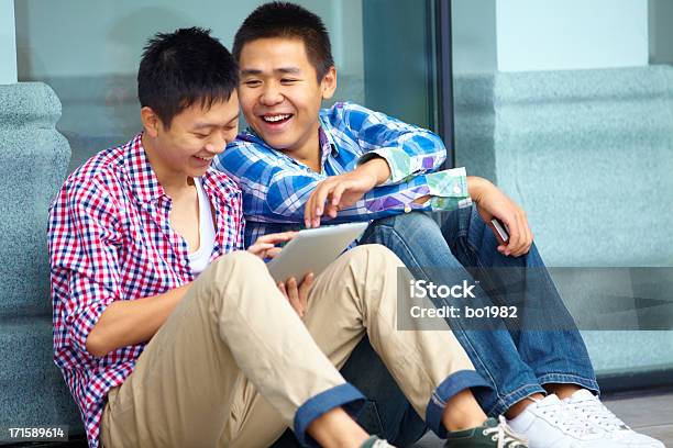 Hombre Joven Feliz Usando Tableta Juntos Al Aire Libre Foto de stock y más banco de imágenes de 20-24 años