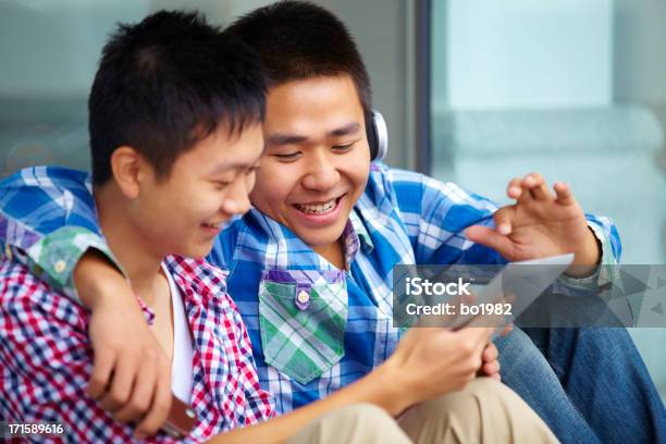 Foto de Dois Homens Jovem Feliz Juntos e mais fotos de stock de Pessoa Gay - Pessoa Gay, Discussão, Falar