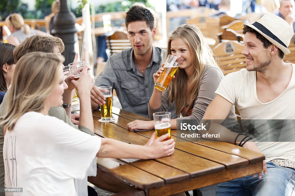 Amis avec de la bière à une terrasse de café en Pologne - Photo de Fête de la bière libre de droits