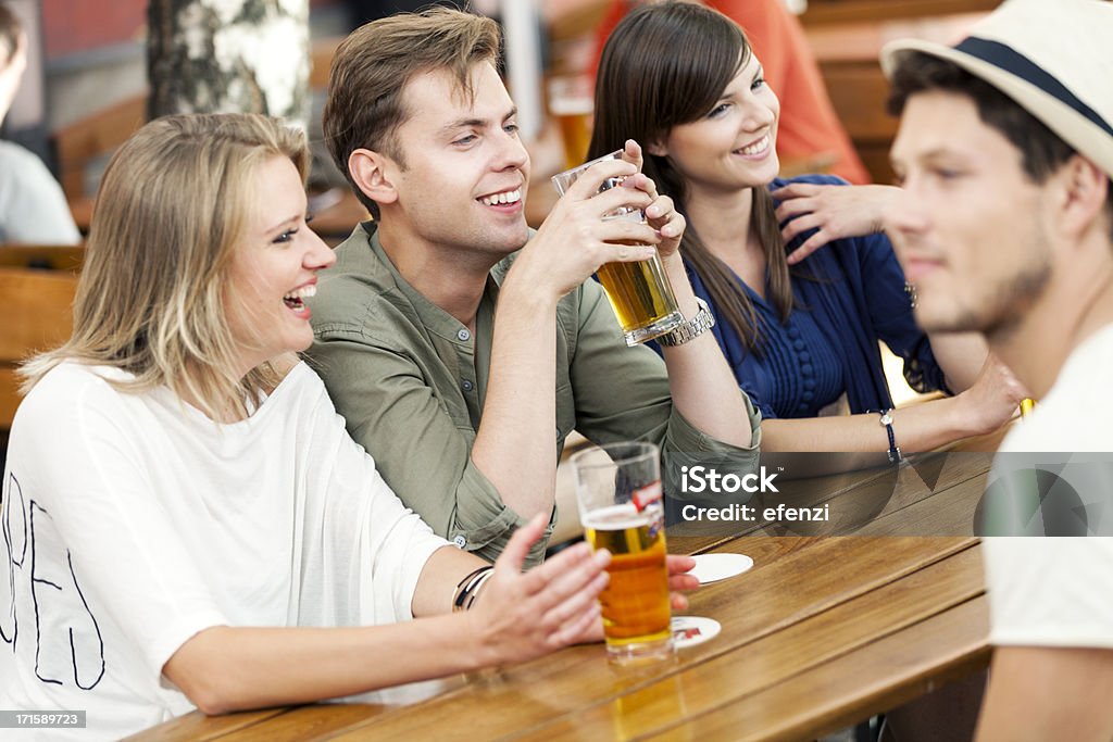 Adultos jóvenes bebiendo cerveza - Foto de stock de 20 a 29 años libre de derechos