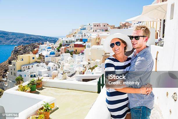 Szczęśliwa Młoda Para Na Wyspa Santorini Grecja - zdjęcia stockowe i więcej obrazów 20-24 lata - 20-24 lata, Architektura, Biały
