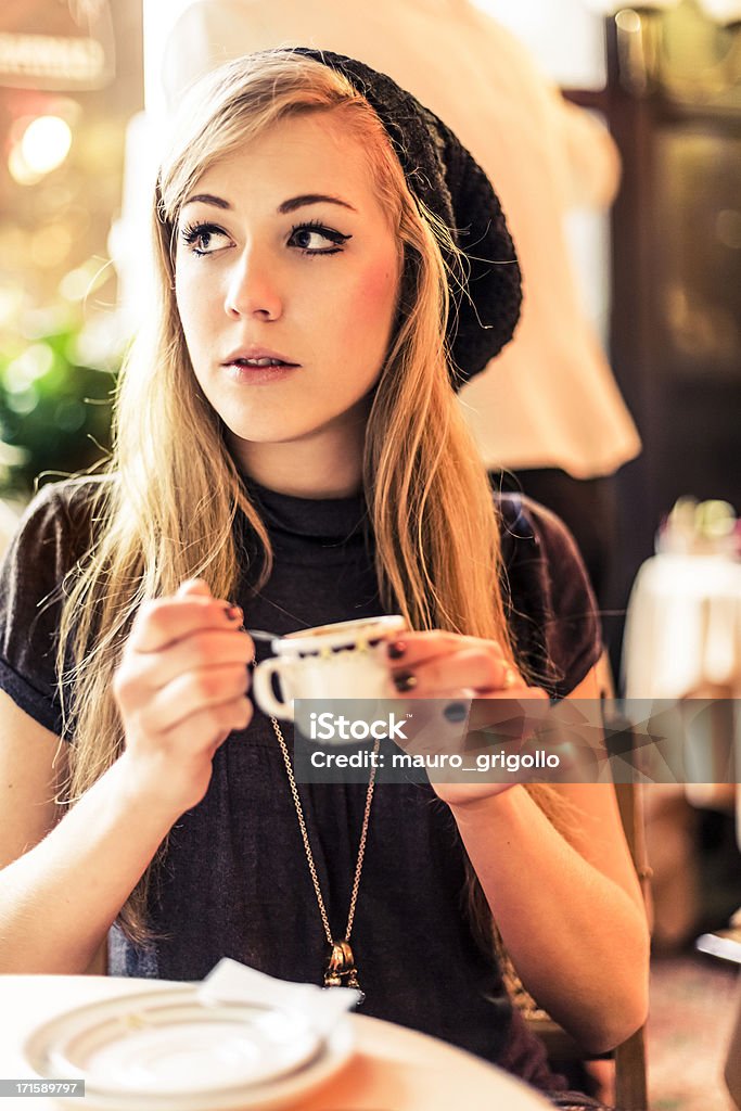 Woman コーヒーを飲みながら、バーで - 1人のロイヤリティフリーストックフォト