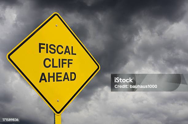Fiscale Cliff Segnale Stradale - Fotografie stock e altre immagini di Fiscal cliff - Fiscal cliff, Ambientazione esterna, Cattivo presagio