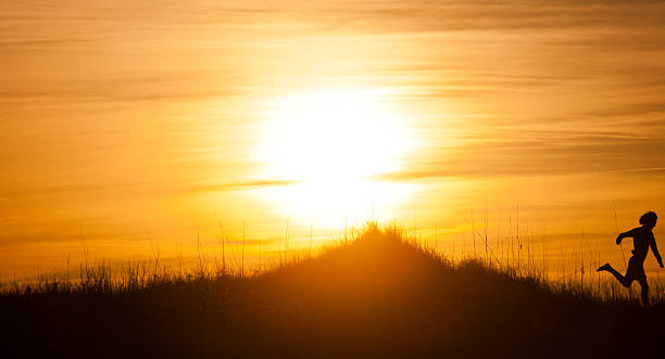 homem corredor para um treino de corrida ao pôr-do-sol - georgia sunlight healthy lifestyle cumberland island - fotografias e filmes do acervo