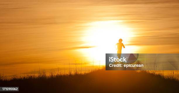 Mężczyzna Runner Na Zewnątrz Do Szkolenia Run O Zachodzie Słońca - zdjęcia stockowe i więcej obrazów 20-29 lat