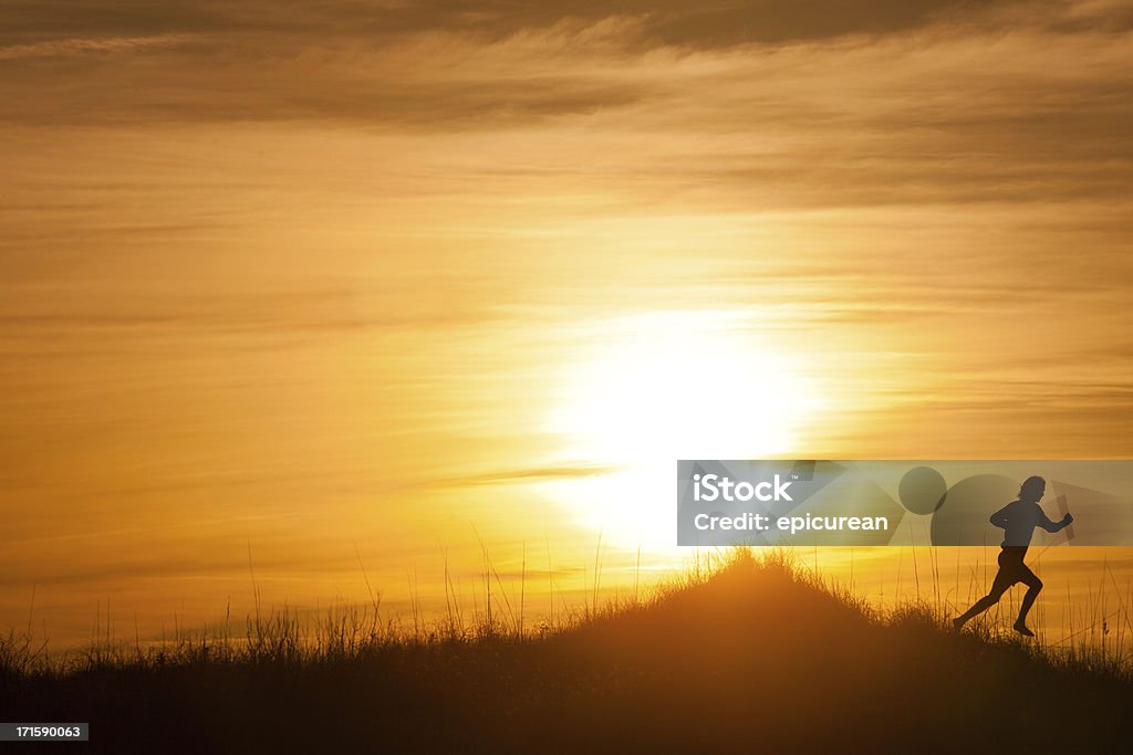 Homem corredor para um treino de corrida ao pôr-do-sol - Foto de stock de 20 Anos royalty-free