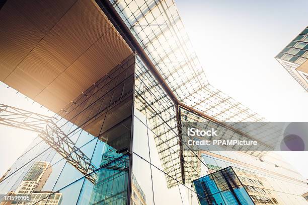 Foto de Futurista Office Building e mais fotos de stock de Alto - Descrição Geral - Alto - Descrição Geral, Arquitetura, Arranha-céu