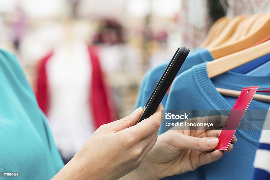 Frau mit Barcode-Leser über Smartphone - Lizenzfrei Mode Stock-Foto