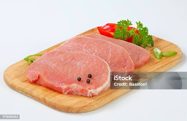 Raw Schweinefleisch Lende Mit Gewürzen Und Koteletts Auf Ein Schneidebrett Stockfoto und mehr Bilder von Schweinefleisch