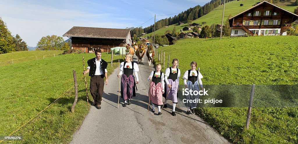 Schweizer farmer Familie in traditioneller Kleidung zu Fuß auf die Berge - Lizenzfrei Kuh Stock-Foto