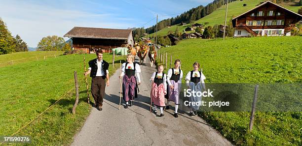 Schweizer Farmer Familie In Traditioneller Kleidung Zu Fuß Auf Die Berge Stockfoto und mehr Bilder von Kuh