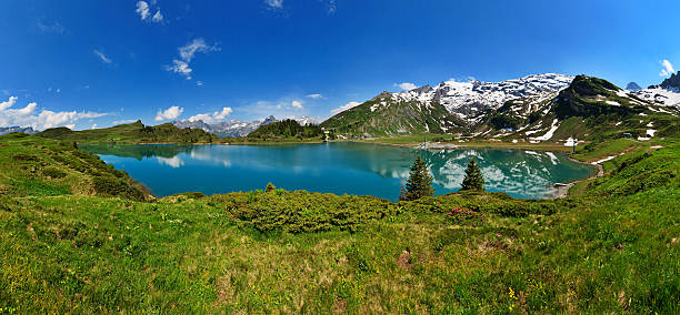 lac de montagne de panorama, engelberg, suisse - water surface european alps mountain valley photos et images de collection