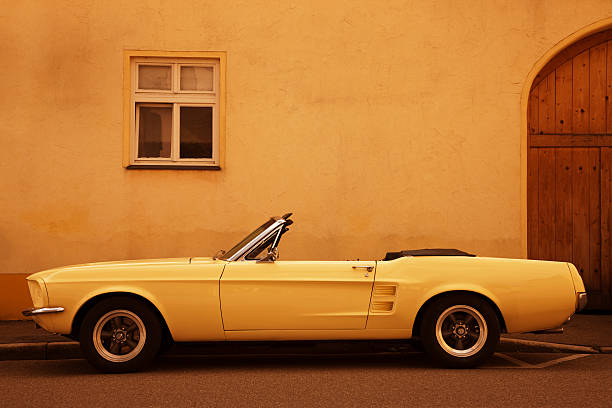 american vintage carro na rua - shiny chrome car vehicle door imagens e fotografias de stock