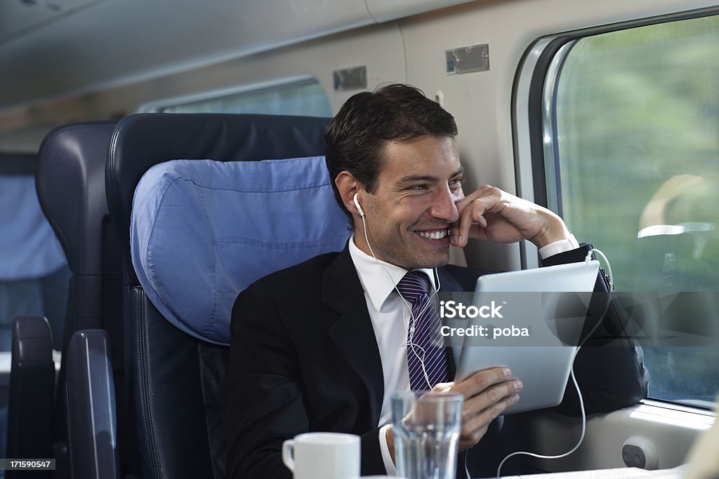 bussinesman assentos em um trem ao lado da janela, usando tablet digital - Foto de stock de 30-34 Anos royalty-free