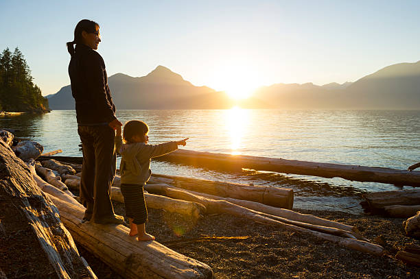 madre e figlia, condivisione di una connessione - canadian beach foto e immagini stock