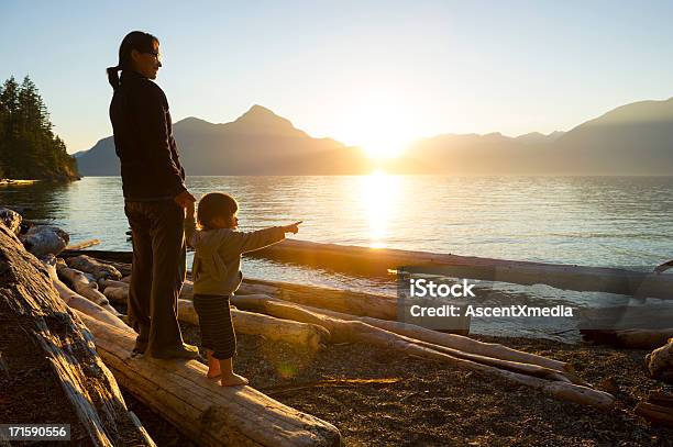 母と娘の共有接続 - カナダのストックフォトや画像を多数ご用意 - カナダ, 家族, ハイキング