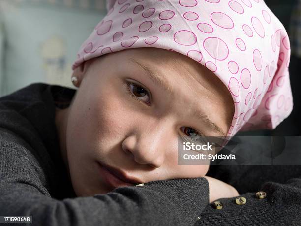 Больные Девушка — стоковые фотографии и другие картинки Ребёнок - Ребёнок, Раковая опухоль, Препарат для химиотерапии