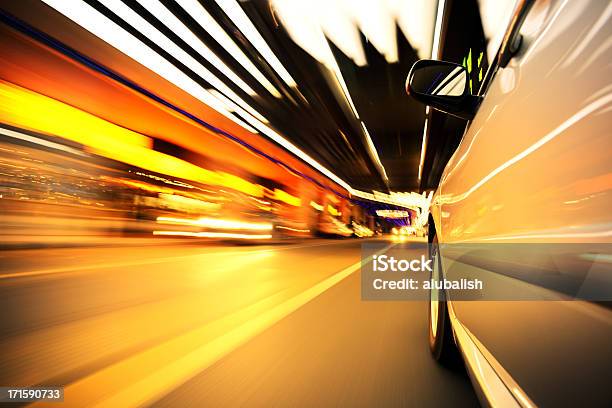 Fahren In Der Stadtstraße Stockfoto und mehr Bilder von Geschwindigkeit - Geschwindigkeit, Stadt, Straßenverkehr