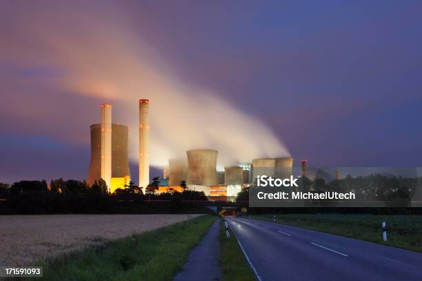 Estrada Para Estação De Energia À Noite - Fotografias de stock e mais imagens de Alemanha - Alemanha, Alterações climáticas, Alto - Descrição Física