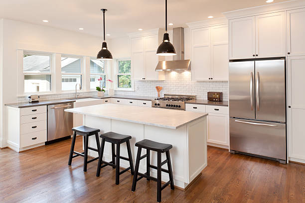 new kitchen in modern luxury home - schoon stockfoto's en -beelden
