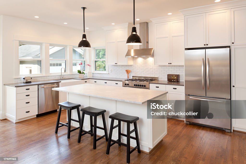 Nova cozinha em uma casa moderna de luxo - Foto de stock de Cozinha royalty-free