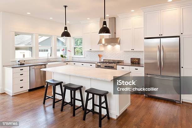 Foto de Nova Cozinha Em Uma Casa Moderna De Luxo e mais fotos de stock de Cozinha - Cozinha, Moderno, Interior de casa