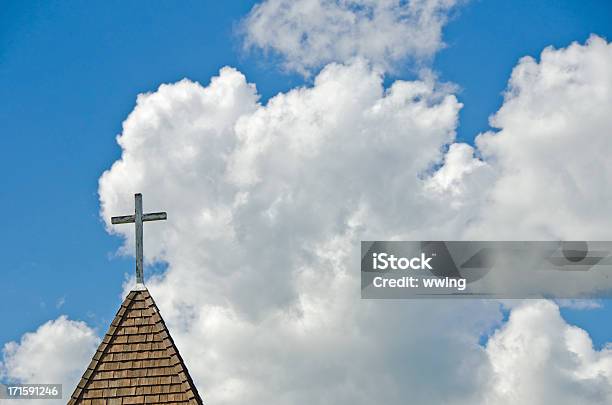 Foto de Campanário Da Igreja De Madeira E Nuvens e mais fotos de stock de Azul - Azul, Campanário - Característica arquitetônica, Catolicismo