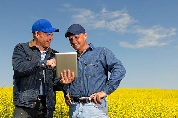 gli agricoltori e tablet pc - ipad farmer agronomy pc foto e immagini stock