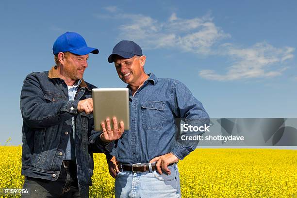 Foto de Agricultores E Tablet Pc e mais fotos de stock de Agricultor - Agricultor, Amizade, Agricultura