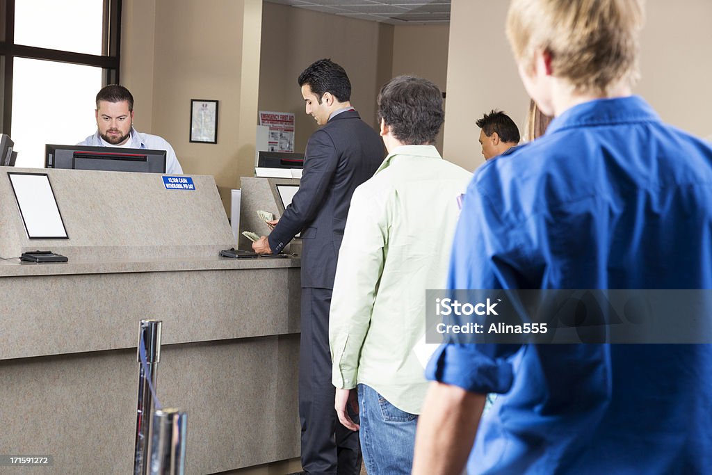 Línea de los clientes en el banco. - Foto de stock de Banco - Edificio financiero libre de derechos