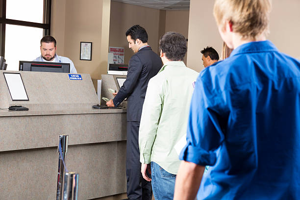 línea de los clientes en el banco. - mostrador en el banco fotografías e imágenes de stock