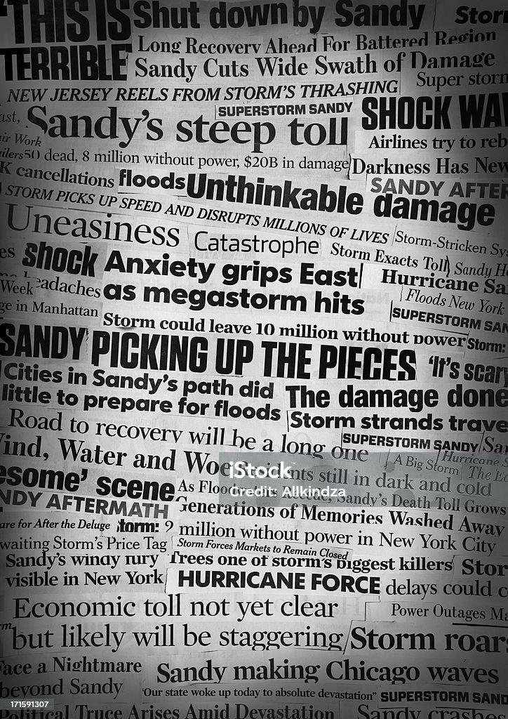 ハリケーン「サンディ」の新聞の見出しコラージュ - ハリケーン・サンディのロイヤリティフリーストックフォト