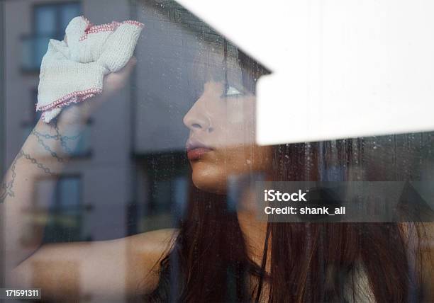 Donna Pulizia Di Windows - Fotografie stock e altre immagini di 20-24 anni - 20-24 anni, Adulto, Capelli lunghi