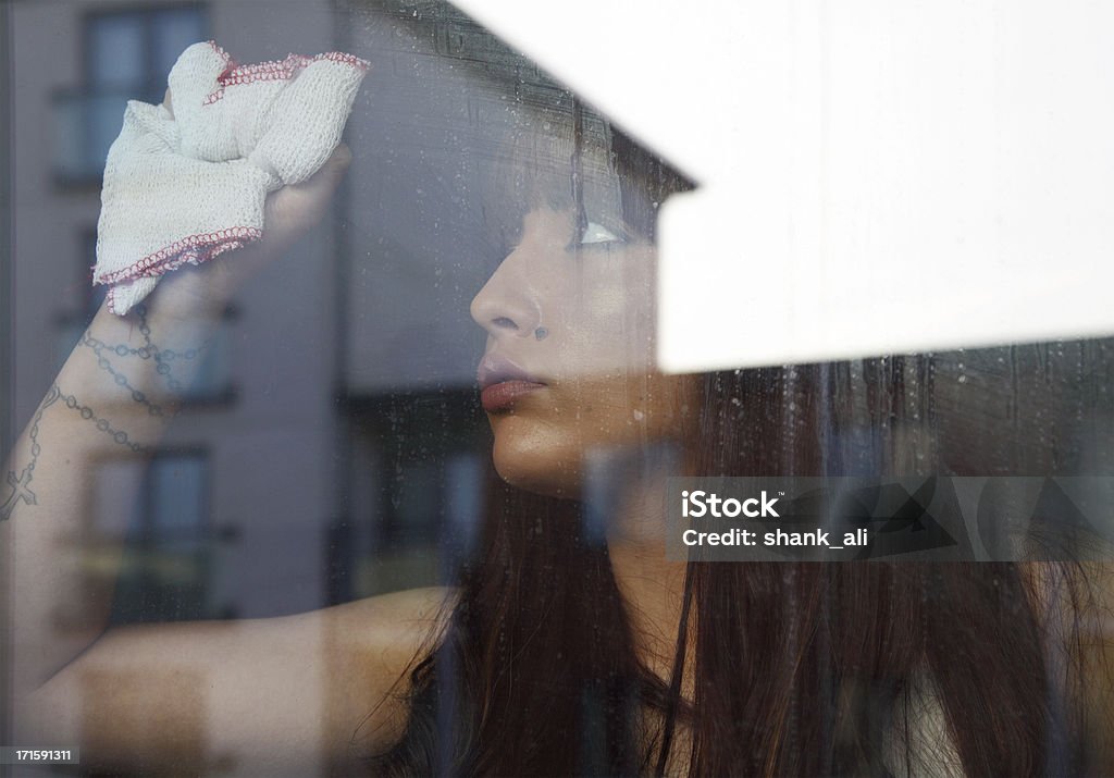 여자대표 세척 windows - 로열티 프리 20-24세 스톡 사진
