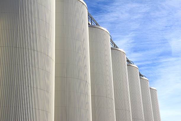 tanques de acero inoxidable - storage tank silo chemical factory fotografías e imágenes de stock