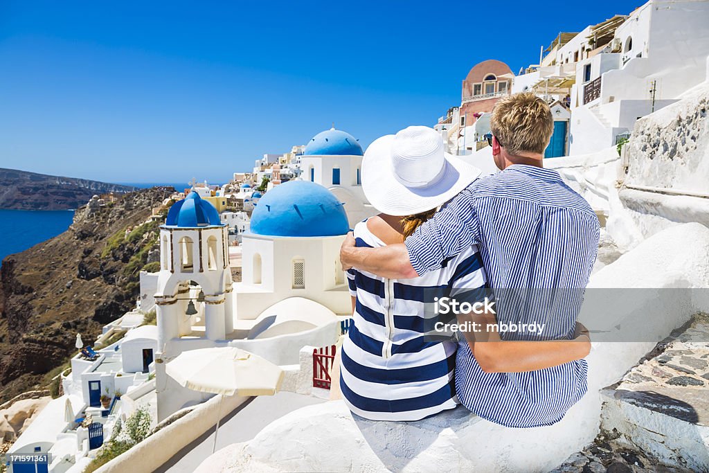Paar Umarmung und Blick auf die Insel Santorin, Griechenland - Lizenzfrei Griechenland Stock-Foto