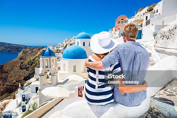 Paar Umarmung Und Blick Auf Die Insel Santorin Griechenland Stockfoto und mehr Bilder von Griechenland