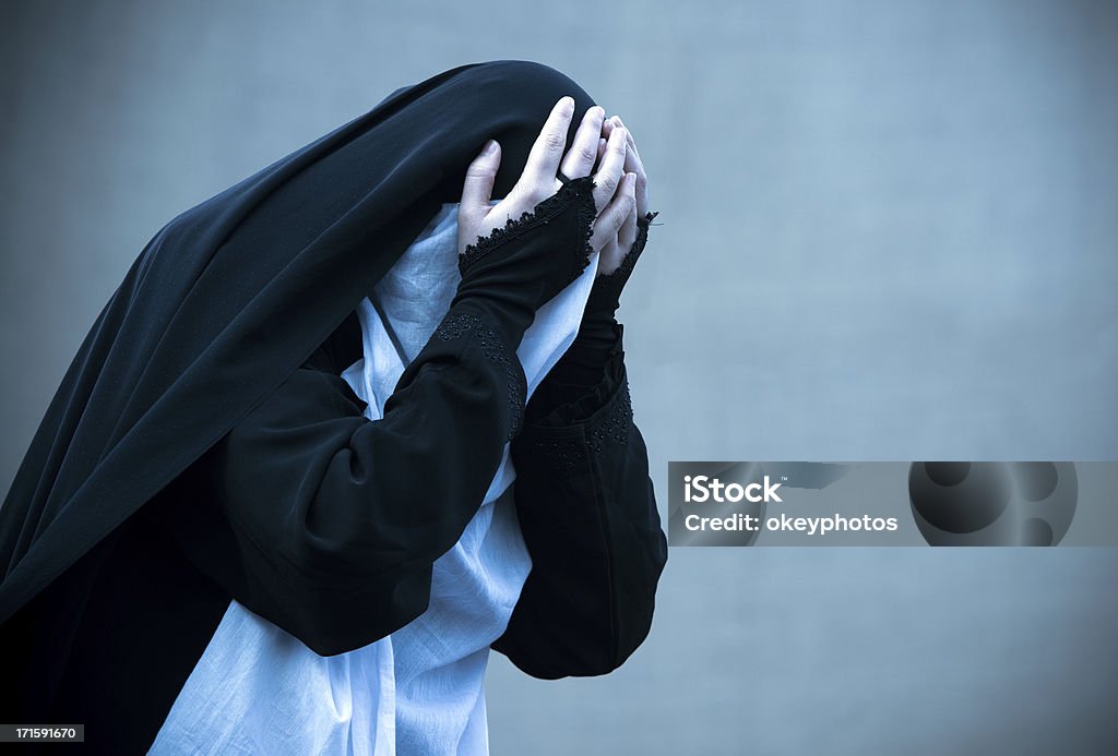 Nierozpoznany Muzułmańska kobieta płacze - Zbiór zdjęć royalty-free (Asura)