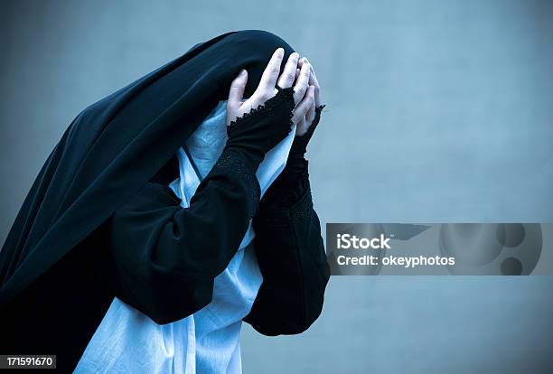 Nierozpoznany Muzułmańska Kobieta Płacze - zdjęcia stockowe i więcej obrazów Asura - Asura, Aszura, Azja Zachodnia