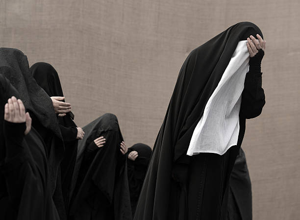las mujeres no reconocidos musulmán llanto - barefoot behavior toned image close up fotografías e imágenes de stock