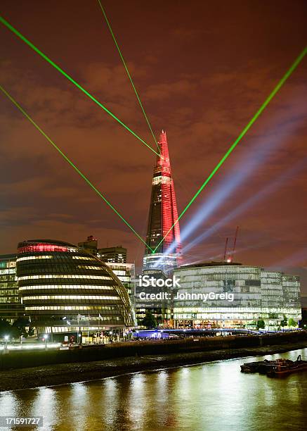 The Shard Con Láser Foto de stock y más banco de imágenes de Actuación - Espectáculo - Actuación - Espectáculo, Actuación - Representación, Aire libre