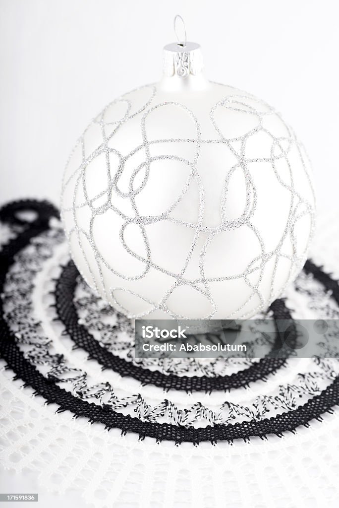 Блестящая Белая подвеска с черной кружевной украшения вокруг него - Стоковые фото Белый роялти-фри