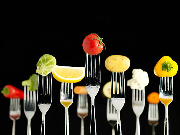 materias primas alimentos en horquillas (húmedo) - cabbage close up food fork fotografías e imágenes de stock