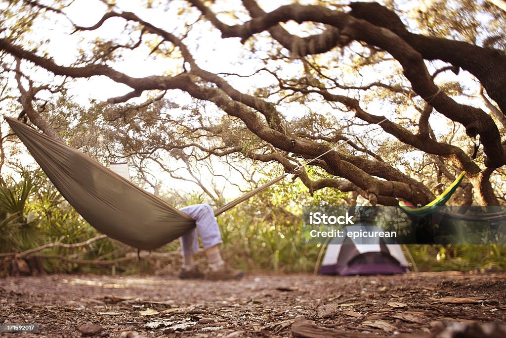 Hombre Descansa en una hamaca mientras campamento de árbol - Foto de stock de 20-24 años libre de derechos