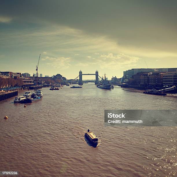 Tower Bridge A Londra - Fotografie stock e altre immagini di Ambientazione esterna - Ambientazione esterna, Architettura, Cielo minaccioso