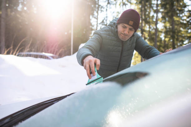 winterroutinen - frozen windshield cold car stock-fotos und bilder