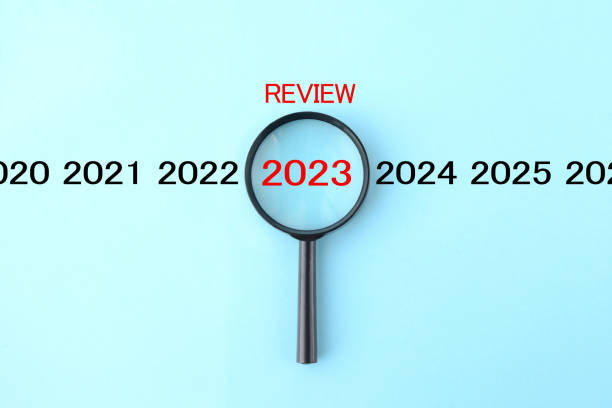 lupa i numer roczny 2023 ze słowem review - low scale magnification zdjęcia i obrazy z banku zdjęć