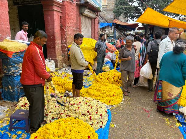 exclusive day shots of people and flowers in kr market in bengaluru - india bangalore flower business imagens e fotografias de stock